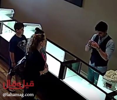 بالفيديو- هذه المرأة أرادت بيع خاتمها المصنوع من الذهب.. شاهدوا ردّ فعل البائع السوري.. ستدهشون!!