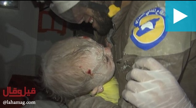 فيديو مؤثر - لم يصدق كيف انقذ الرضيعة من تحت الركام فيجهش بالبكاء