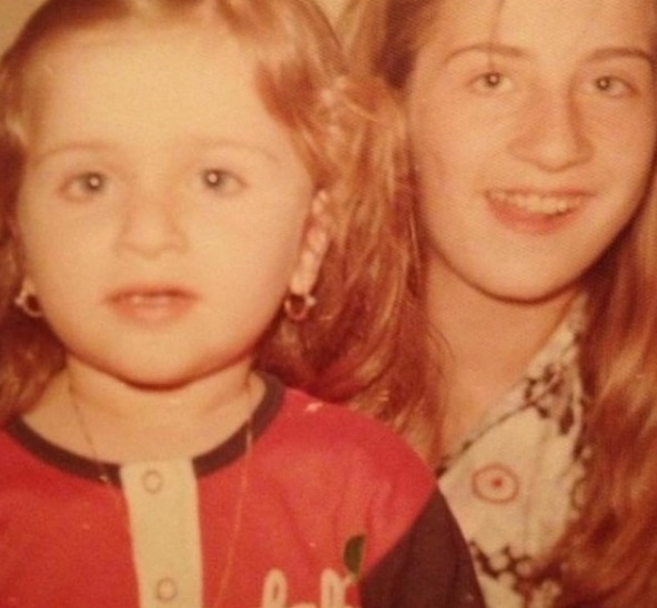 بالصور - خمنّوا هذه الطفلة مع شقيقتها أي نجمة عربية وفاتنة أصبحت؟!