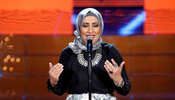 بالصور - نداء شرارة تثير الجدل بملابسها وحجابها المختلف!