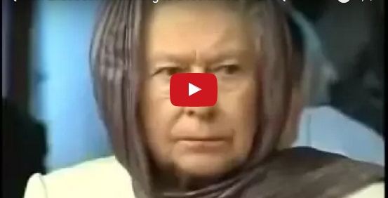 بالفيديو - الملكة اليزابيث تستمع لتلاوة القرآن داخل المسجد... بماذا شعرت؟!