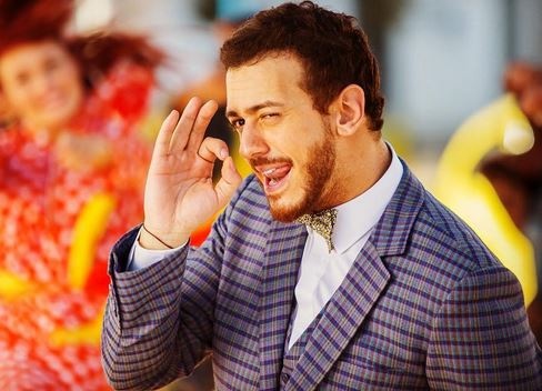 سعد لمجرد يفاجئ مذيعة mbc ويلبسها سواره... ما القصة؟