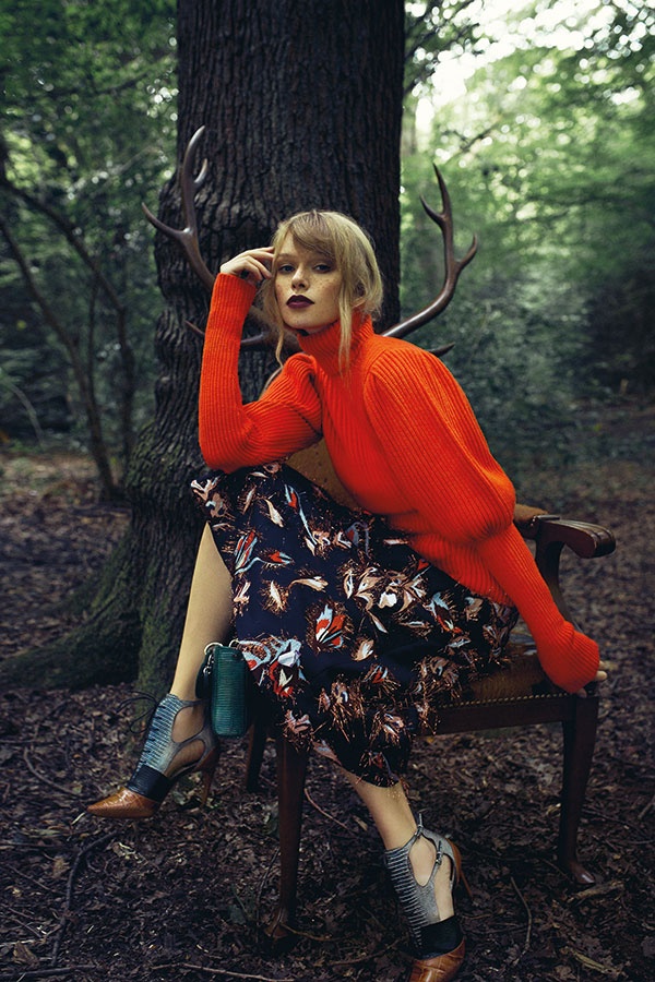 كنزة، وتنورة مطرزة وجزمة قصيرة. الكل من Dior.
