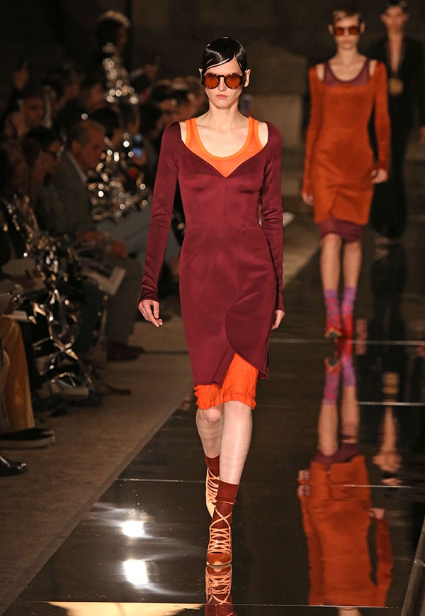 حالة من الهذيان أثارتها امرأة Givenchy بقوة حضورها