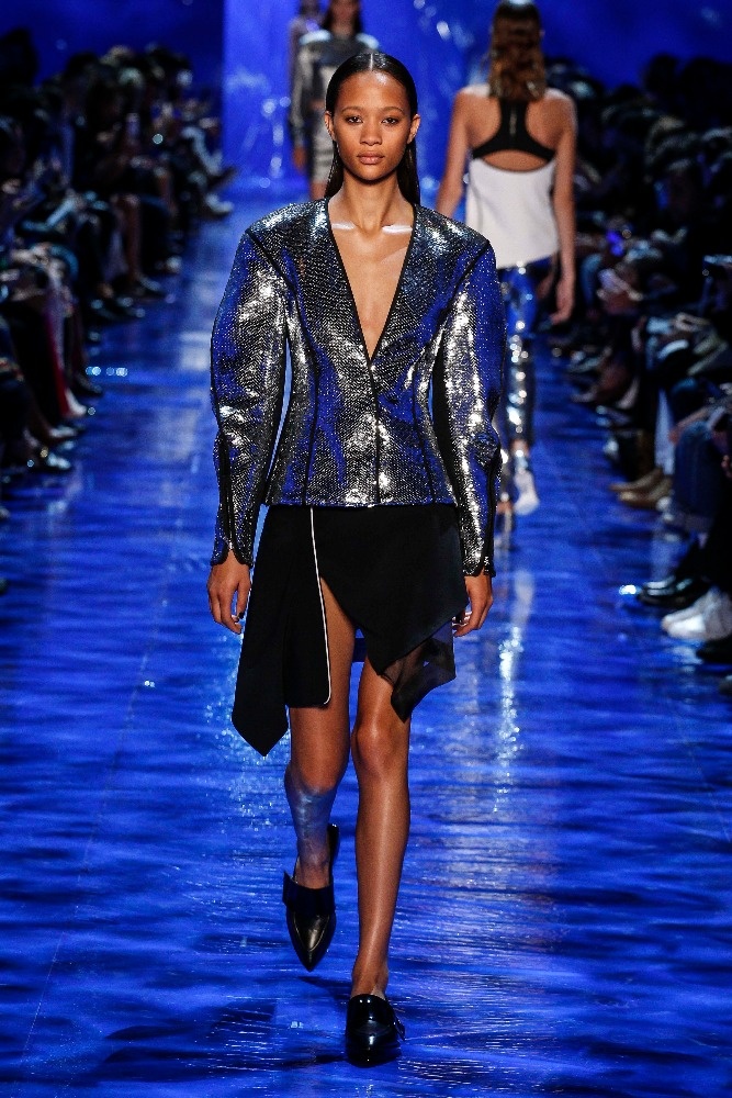 مجموعة Mugler لربيع وصيف 2017 حفلٌ صاخب من عمق المحيط الأزرق