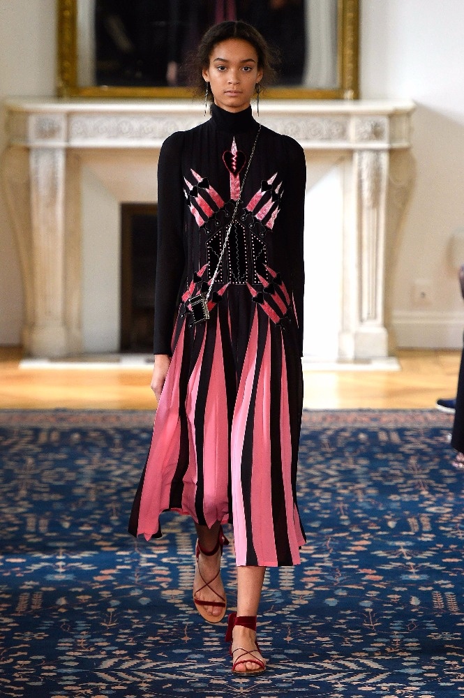 بالصور- شاهدي أجمل تصاميم مجموعة Valentino لربيع وصيف 2017 ... رائعة