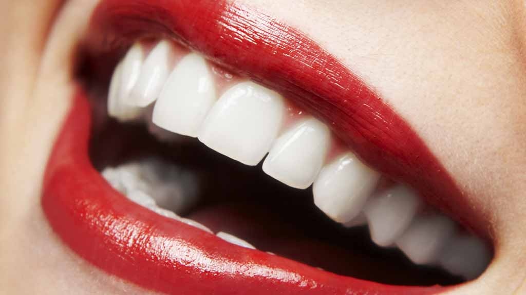 هذه الحيل تمنع ظهور أحمر الشفاه على أسنانك... جرّبيها ولا تتردّدي