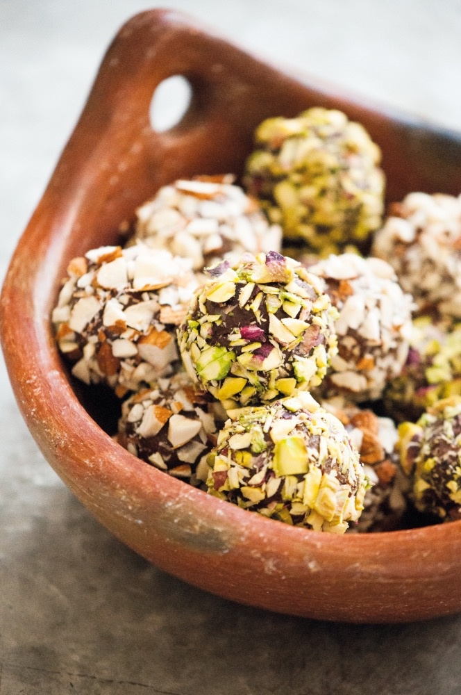 الأكل فنّ مع مها: كرات ترفل الشوكولاتة الداكنة المكسوة بالفستق وترفل شوكولاتة الحليب المكسوة باللوز 