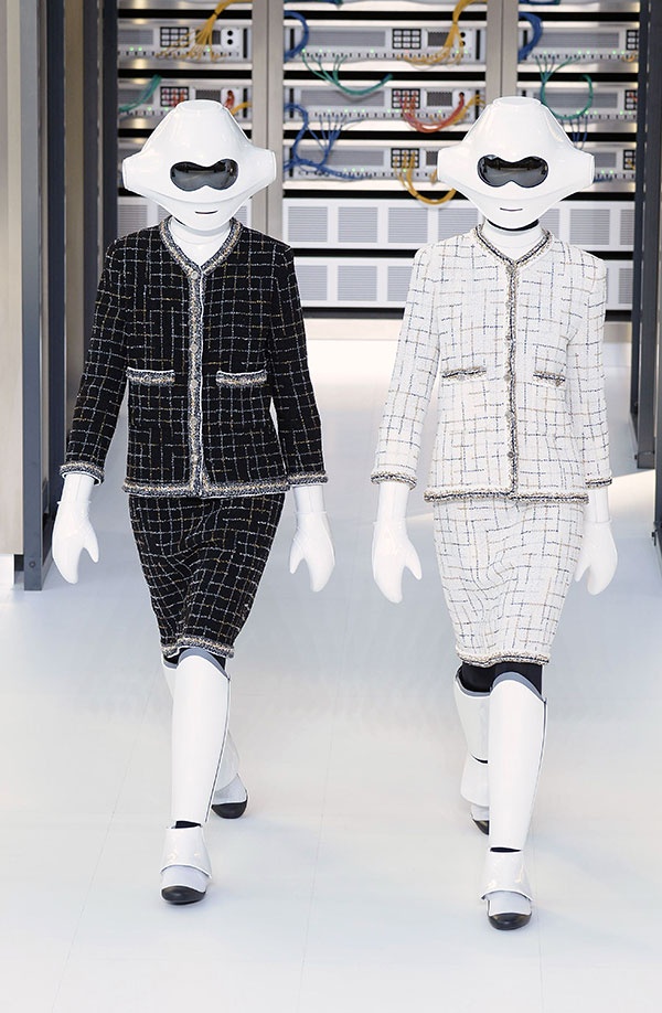 بالصور- شبكات التواصل الاجتماعي على منصة مجموعة شانيل لربيع وصيف 2017...