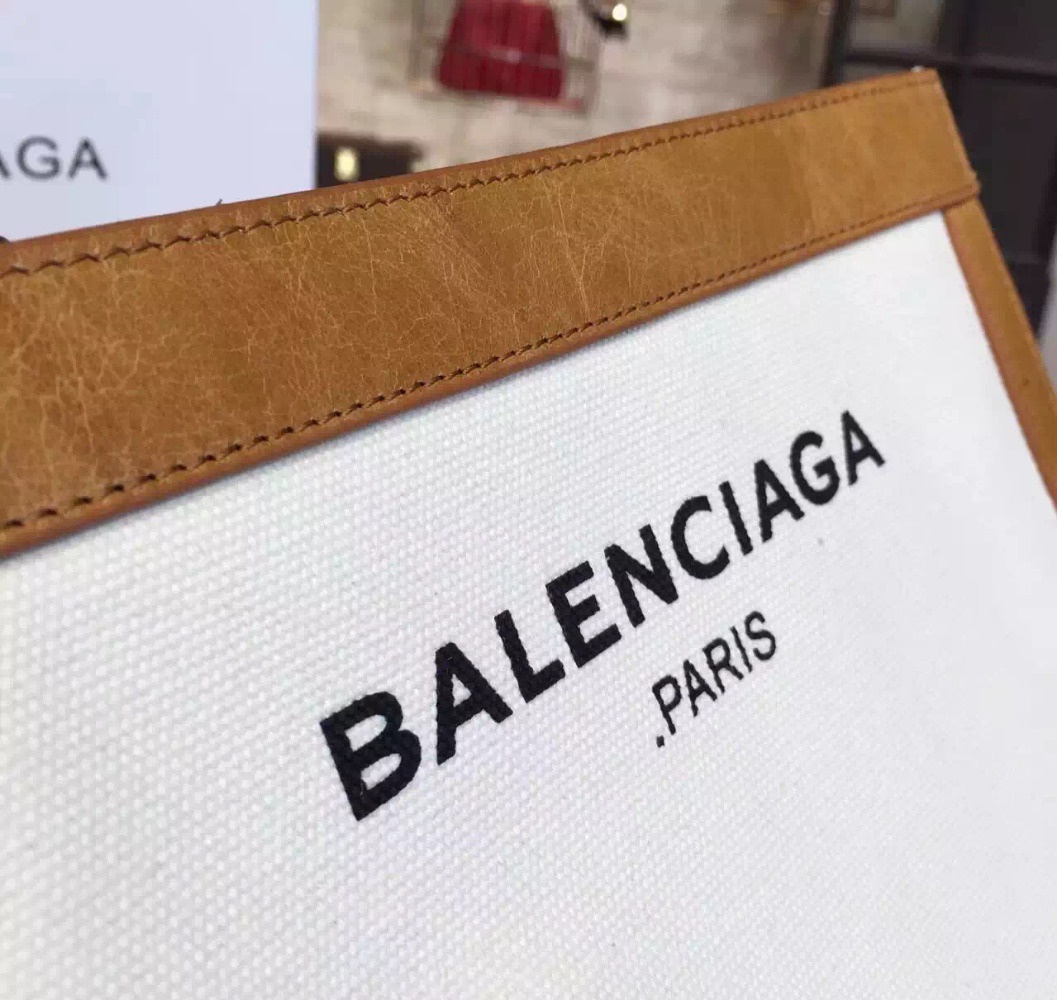 بالصور- عارضة أزياء عربية تشعل عرض Balenciaga في أسبوع الموضة في باريس.. خمّنوا جنسيّتها
