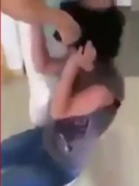 بالفيديو- سخرت من شابة صلعاء مصابة بالسرطان فعاقبتها والدتها أشدّ عقاب.. شاهدوا ماذا حصل لها