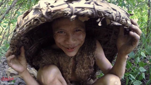 بالفيديو- طرزان حقيقي يعيش في الغابة منذ 40 عاماً ويأكل الفئران والأفاعي