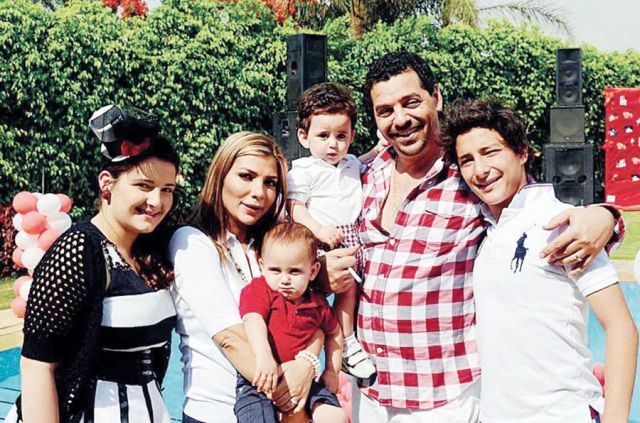 أصالة وزوجها المخرج طارق العريان مع ولديهما التوأمين علي وآدم  يتوسطان خالد وشام