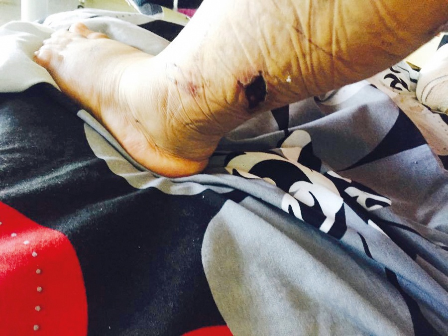 بعد زواجه... شاب يعنّف والدته بمشاركة زوجته فماذا كانت النتيجة؟