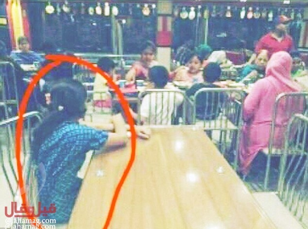 صورة لعاملة 