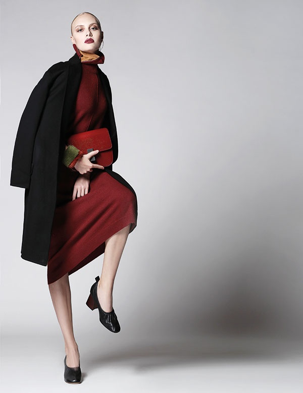 فستان من الصوف بلون الصدأ، ومعطف من الكشمير، وسوار من الفرو، وحقيبة من الجلد، وحذاء. الكل من Celine.

