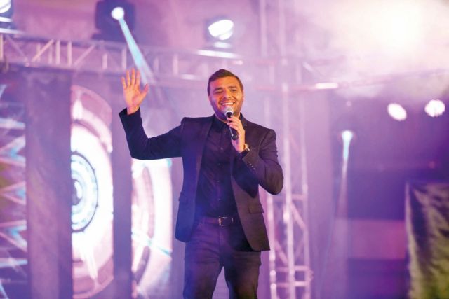  رامي يحيّي الحضور
