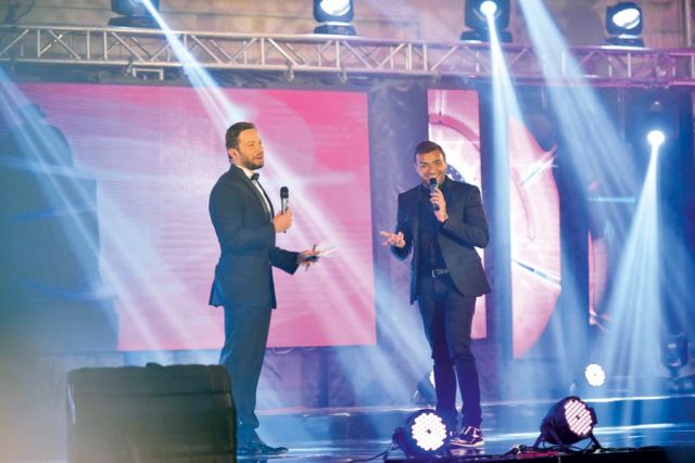  رامي على المسرح
