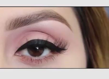 بالفيديو - طريقة سهلة لوضع الايلاينر بإحتراف.. تعلميها