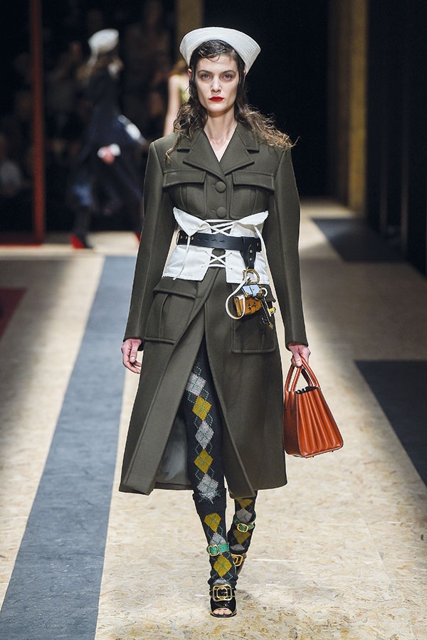 Corset Belt... يمكنك أن ترتديه مع فستان أو تنورة