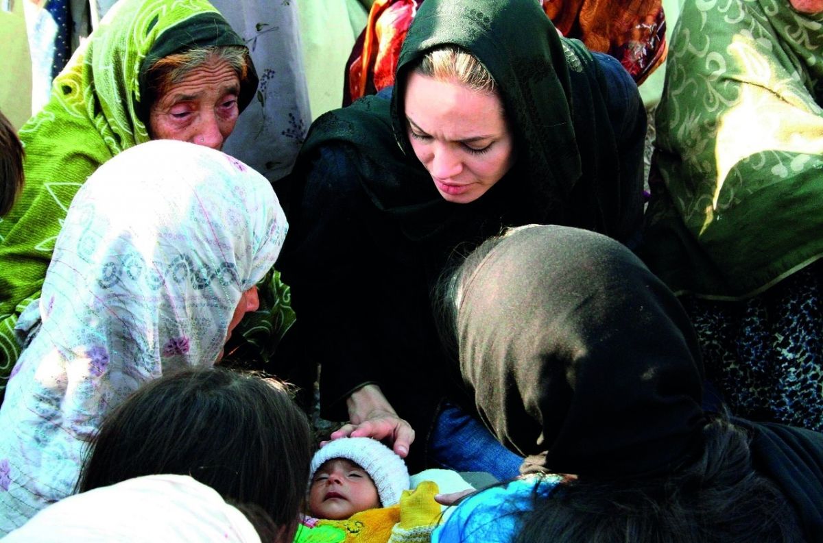 مسيرة أنجلينا جولي بين الصعود الإنساني والهبوط النفسي...