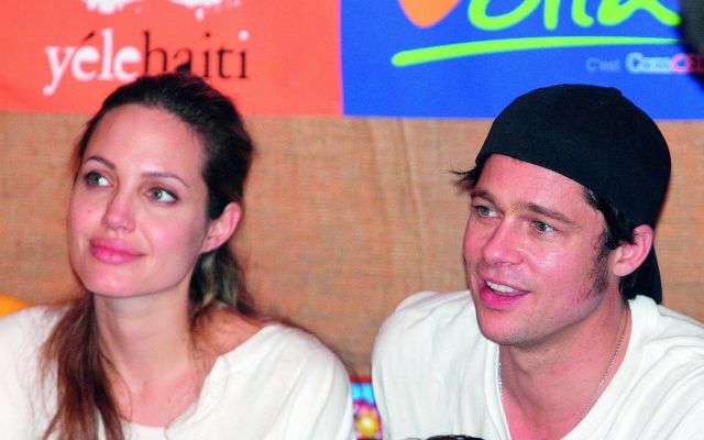 أنجلينا جولي وبراد بيت في زيارة لمدرسة مدعومة من جمعية Yele Haiti الخيرية في بور أو برنس، في 13 يناير 2006