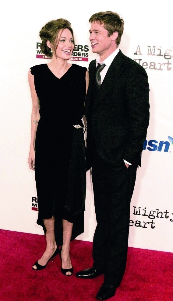 أنجلينا جولي وبراد بيت في العرض الأول لفيلم A Mighty Heart في مسرح زيغفيلد