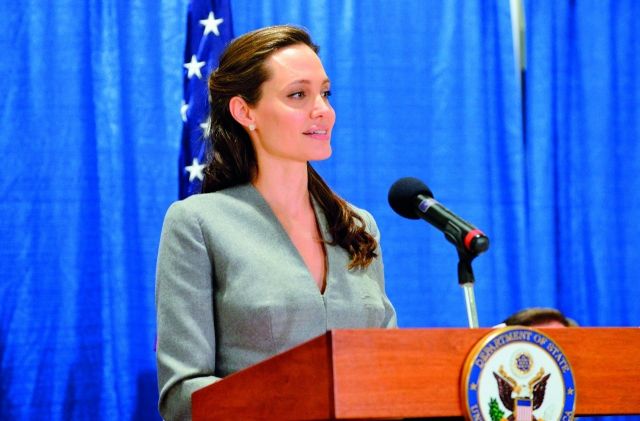 تلقي كلمة أمام الحضور في حفل Interfaith Iftar لمناسبة اليوم العالمي للاجئين