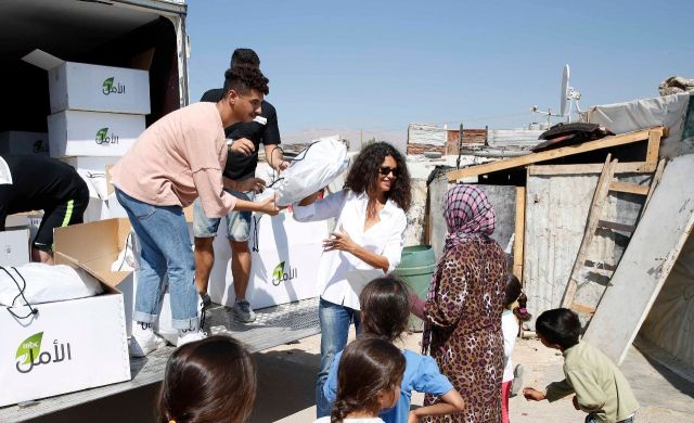 عفاف جنيفان ومهند كوجاك الفائز بأفضل تصميم في الحلقة الرابعة من Project Runway ME يوزعان المعاطف على اللاجئين