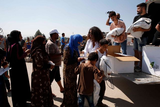 عفاف جنيفان ومهند كوجاك الفائز بأفضل تصميم في الحلقة الرابعة من Project Runway ME يوزعان المعاطف على اللاجئين..