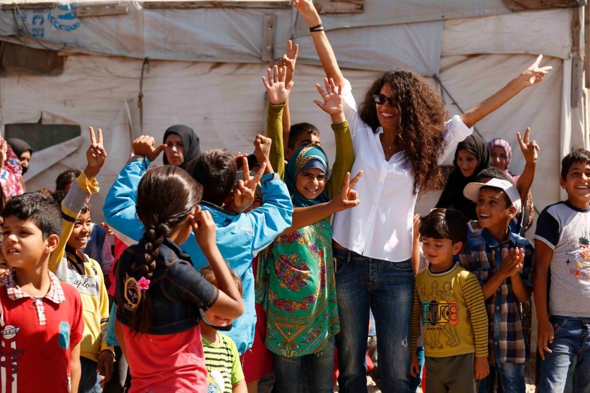 شاهدي بالصور توزيع المعطف الفائز بـ Project Runway ME على اللاجئين السوريين