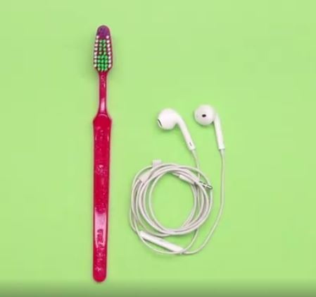 بالفيديو - لا تفوتوا تعلم الطريقة المثالية لتنظيف سماعات الأذن