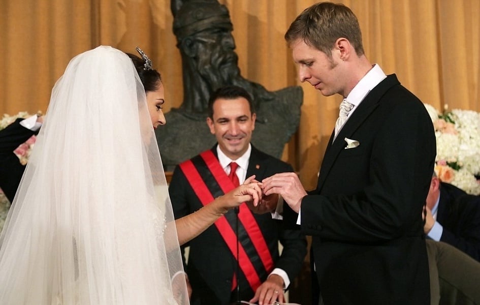 بالصور - أمير البانيا يتزوج ممثلة بأجواء راقية.. شاهدوا فستانها الفاخر