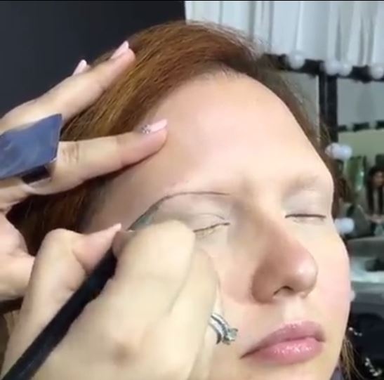 بالفيديو - طريقة محترفة لتبدو الحواجب المرسومة طبيعية.. تعلميها