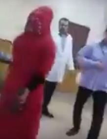 قصة الفيديو الذي أثار ضجة في مصر: ممرض يعتدي على سيدة رفضت تحرشه بها والنيابة تتدخل!