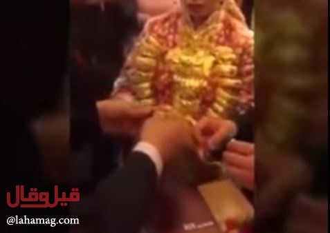 بالفيديو - عروس تشعل مواقع التواصل بكمية الذهب الذي ارتدته يوم زفافها!