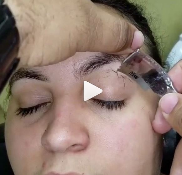 بالفيديو - طريقة مذهلة لتنظيف الحواجب بموس الحلاقة.. تعلموها