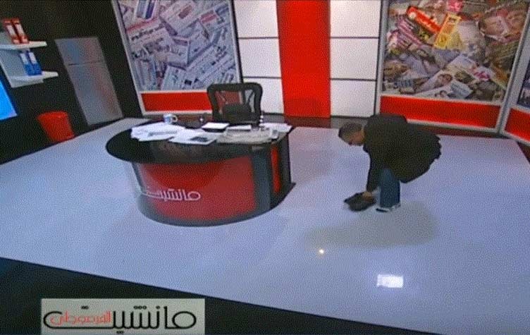 فيديو طريف - مذيع مصري يخلع حذائه على الهواء!