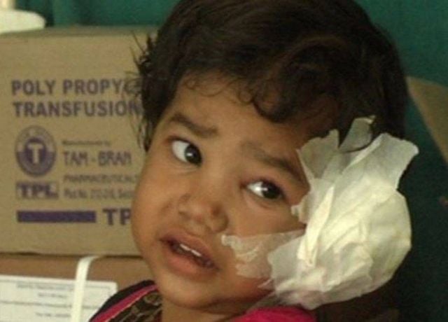 بالصور - بعد بكائها من وجع اذنها.. كان السبب صادم للاطباء!