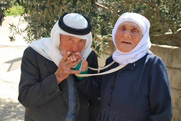 بالصور - عمرها 126 وودعت ابنها الميت بشكل لا احد يجرؤ عليه
