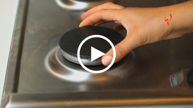 بالفيديو - طريقة سهلة لتنظيف غاز المطبخ في دقيقة واحدة