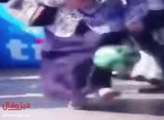 بالفيديو - عجوز تذهل المارة بمهارتها في 