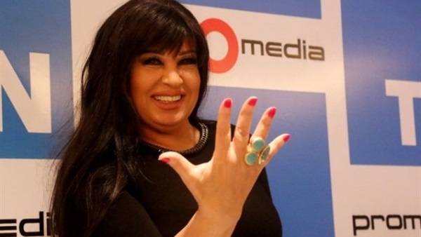 بالفيديو- فيفي عبده تتهم متصلة بإصابتها بالعين: 