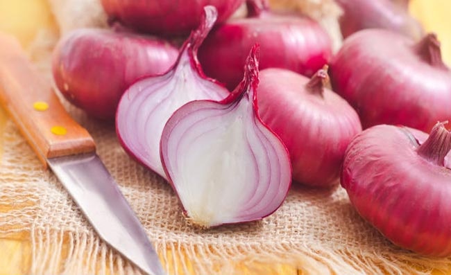البصل لمعالجة التقيؤ وهذه الأمراض المزعجة.. اليك الخليط السحري للتخلّص من هذه الأوجاع
