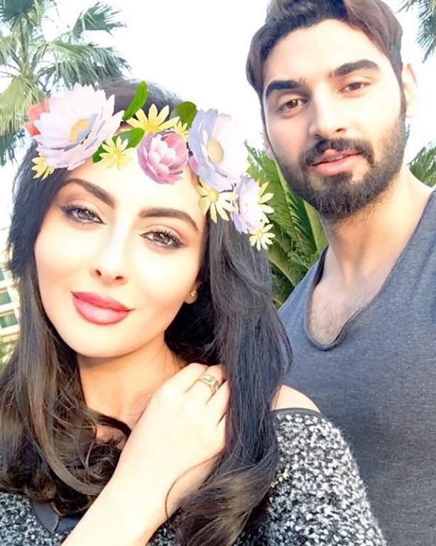 بالصور- الحمل يظهر واضحاً على مريم حسين في يوم زفافها... شاهدوا كيف بدت.. وهذا هو قالب الحلوى!!