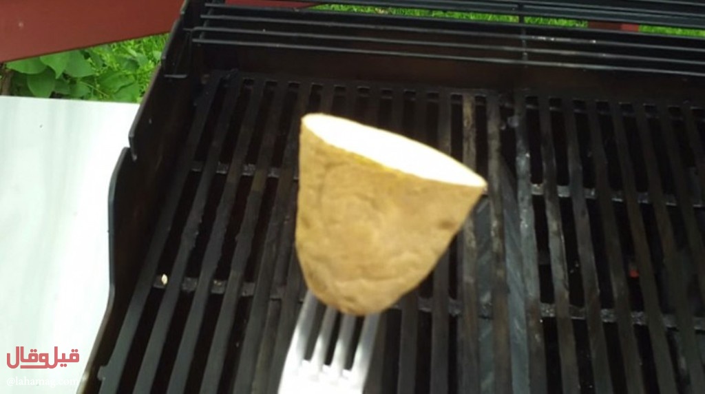 بالفيديو-هكذا يساعدك نصف حبّة من البطاطا على تنظيف شبكة الشواء