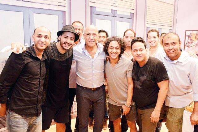 أشرف يتوسط نجوم مسرح مصر