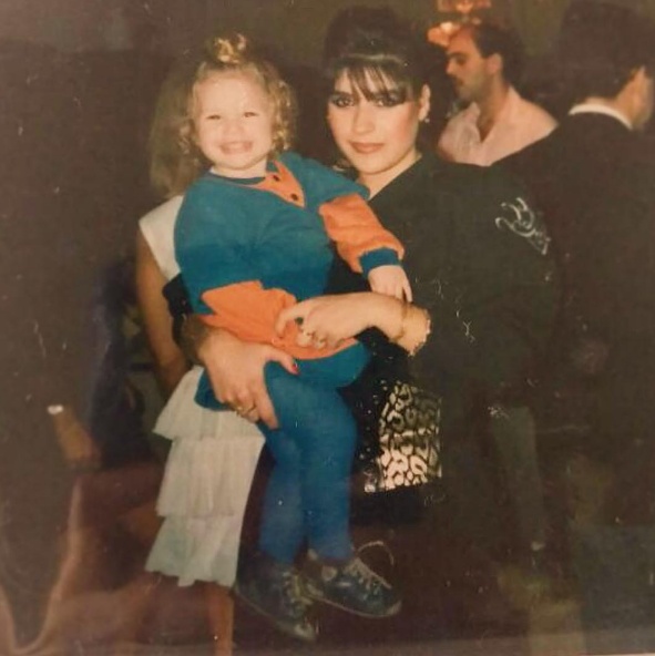 بالصور - خمنّوا هذه الطفلة أي نجمة عربية أصبحت؟! وتفاضل بين يوسف الخال ومكسيم خليل وحسن الردّاد