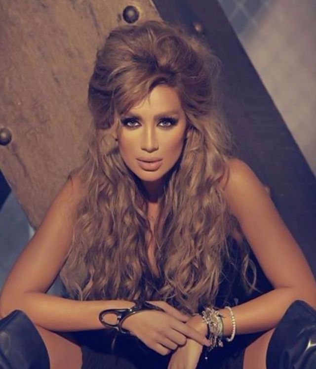 بالصور - شاهدوا مايا دياب تثير الجدل بـ