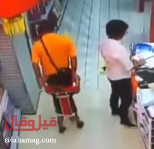 فيديو صادم- قتل طفله بالخطأ.. شاهدوا كيف سقط عليه..